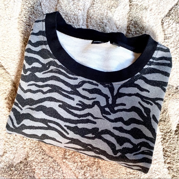 Zebra Stripe Cropped Sweatshirt - RM BOUTIQUE - Picture 6 of 6